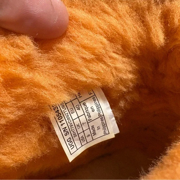 UGG Classic Street Graffiti Mini Ankle Boot EUC Womens Size 9 SN1105443 - Picture 8 of 11